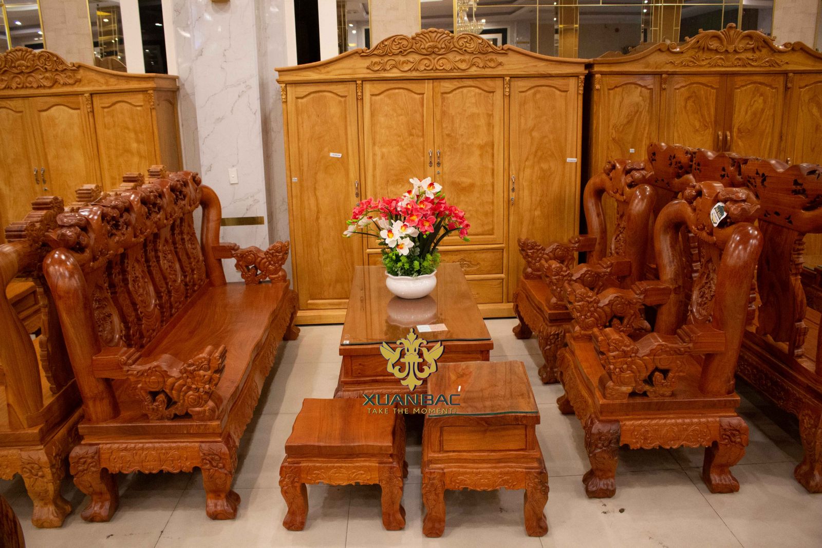 Niềm vui giao bộ bàn ghế phòng khách gỗ HƯƠNG ĐÁ chị em Thuận