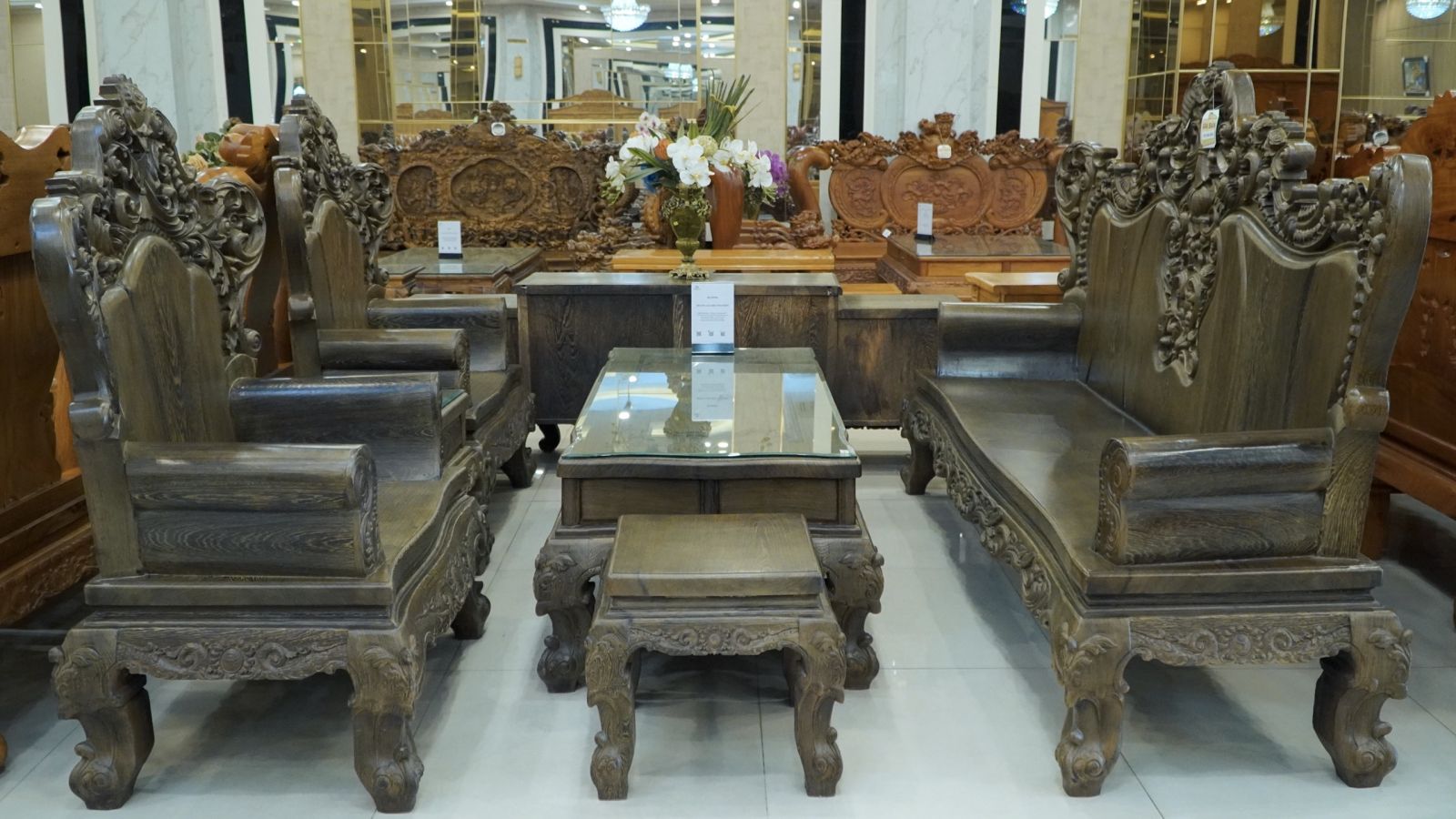 Hoàng gia gỗ mun đuôi công nguyên khối